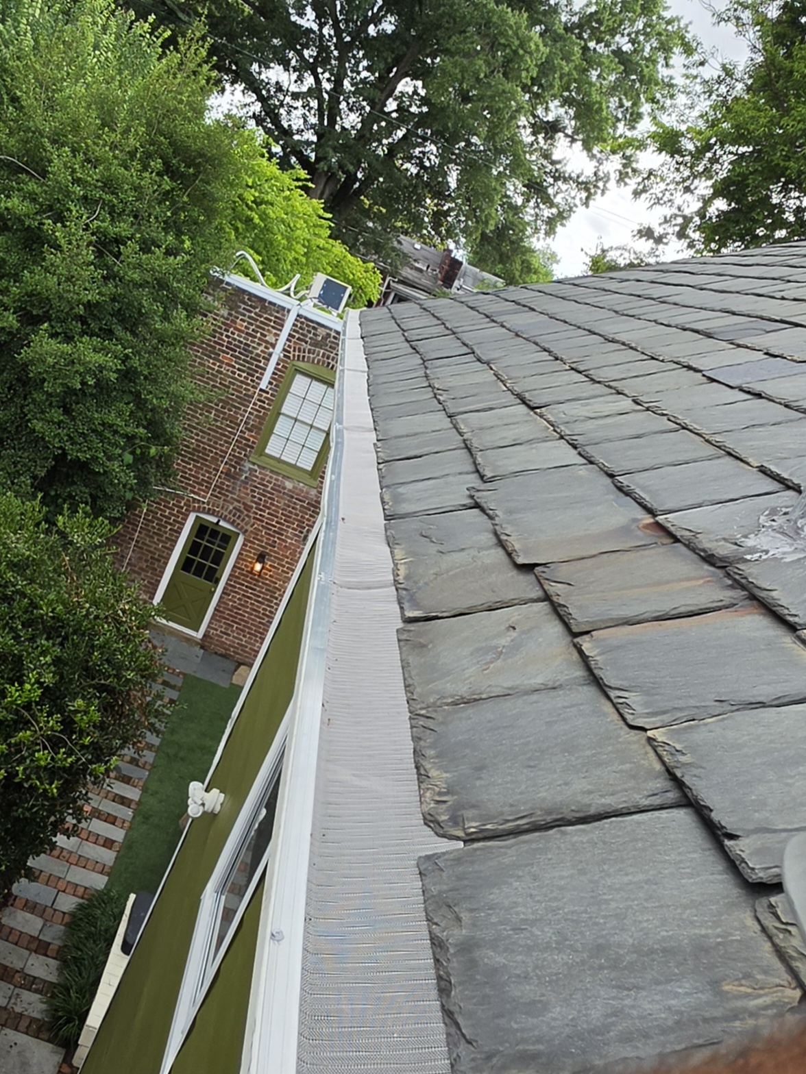 gutter cleaning in Richmond, VA 23221