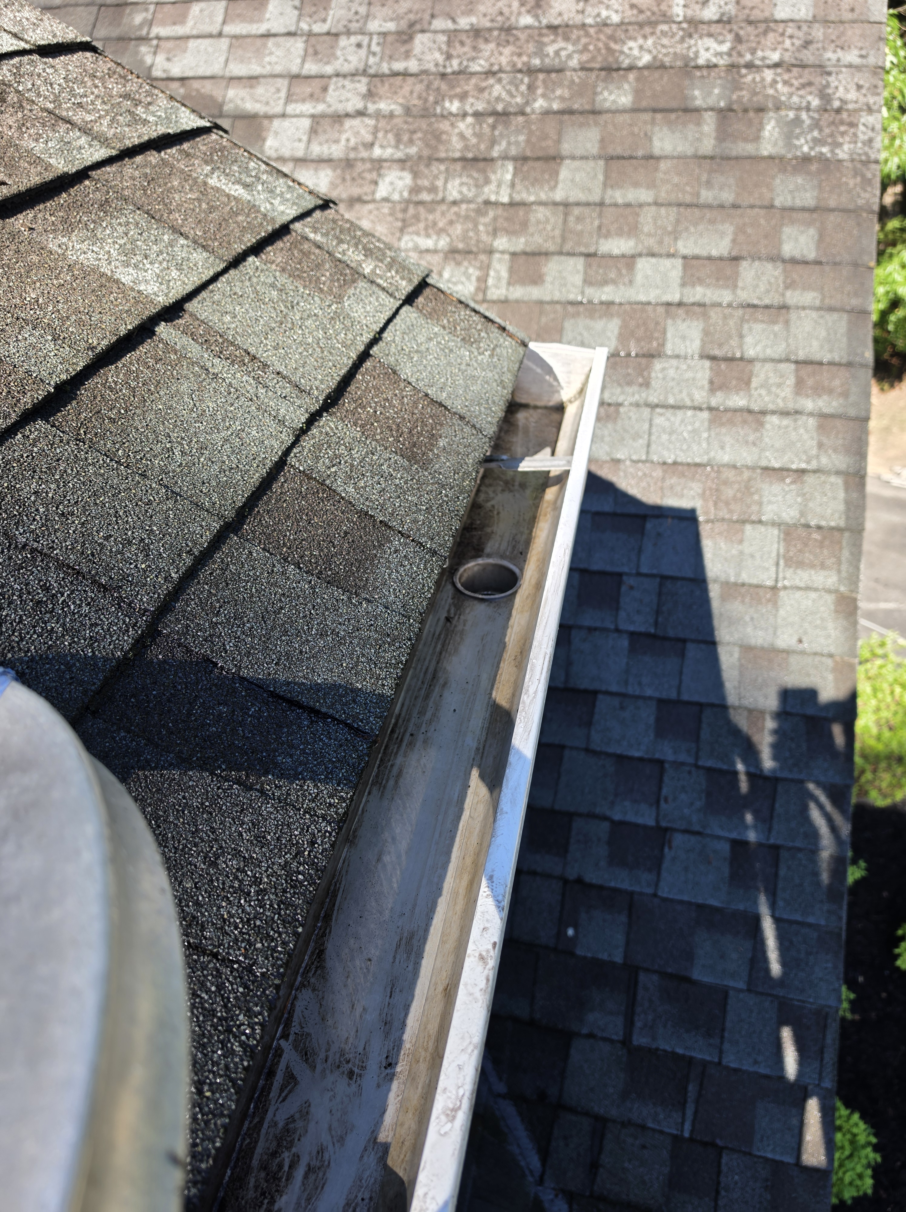 gutter cleaning in Richmond, VA 23236